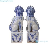 RXCL08-C Paire de statues de chiens Foo en porcelaine bleue et blanche de style chinoiserie, lions gardiens chinois impériaux en céramique, décoration Feng Shui pour la maison