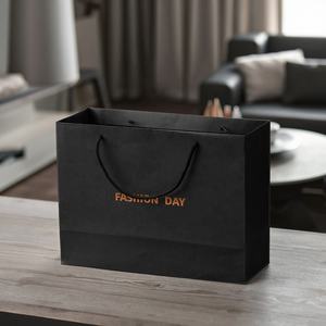 ถุงกระดาษพิมพ์ลายแบบธรรมดามีที่จับโลโก้ที่กำหนดเอง - Product Image 1