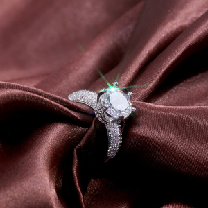 Elegante Anello con Zirconi Incastonati a Griffe per Donne, Gioiello da Dito Trendy e Vistoso - Product Image 4