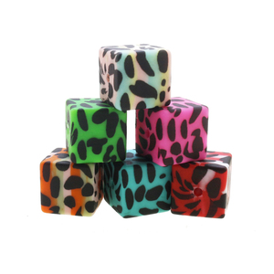 Nouvelles perles en silicone imprimées motif vache noire, forme cube 15MM, boules carrées arc-en-ciel, mélange coloré de paillettes - Product Image 3