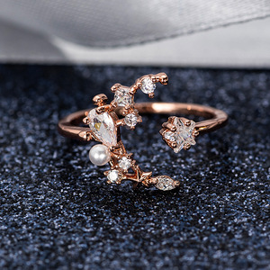 Anello con Zirconia Cubica a Forma di Stella e Luna per Donne, Fascia alla Moda con Design Celestiale Creativo - Product Image 3
