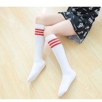 Vente en gros de chaussettes hautes personnalisées 40D respirantes en velours tricoté en soie motif solide blanc noir pour les filles étudiantes