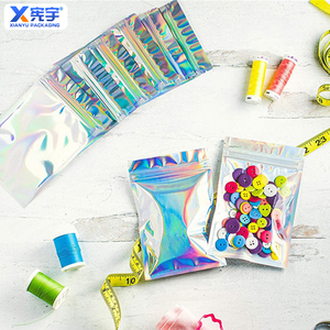 Sac en mylar transparent à logo personnalisé avec un côté holographique au laser Sac à fermeture éclair latérale à 3 joints en feuille d'aluminium étanche à l'humidité pour les petites entreprises - Product Image 2
