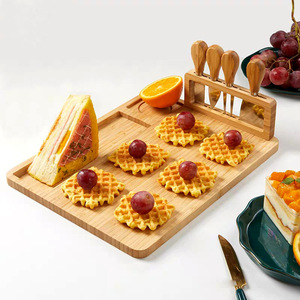 ชุดเขียงไม้ไผ่ Tino Home Furnishings ขนาด 35x27.5 ซม. พร้อมมีดชีสสำหรับเสิร์ฟและหั่น - Product Image 3