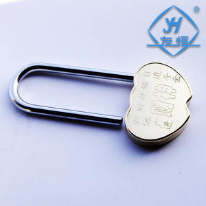 กุญแจทองเหลืองรูปหัวใจขัดเงาบนสะพานรักล็อคแสดงเสียงสระโรแมนติก - Product Image 6