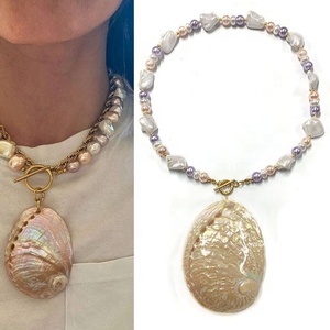 Collier ras du cou en perles d'eau douce et coquillages naturels, style océan, avec contraste de couleurs Hypsoconch, pour femme, vente en gros - Product Image 3