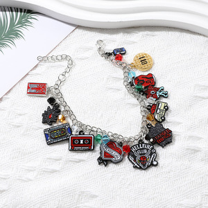Film et télévision autour des <span class=keywords><strong>Stranger</strong></span> <span class=keywords><strong>Things</strong></span> Bracelet Cannibal fleur guitare phonographe pendentif alliage Bracelet vente en gros - Product Image 4
