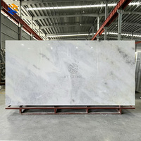 Dalle de marbre de luxe KT STONE Ice White, veines grises nuageuses douces pour l'intérieur de villas de luxe et les comptoirs en marbre