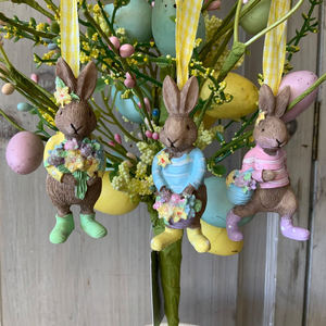 Décoration suspendue en résine de lapin de Pâques, faite à la main, peinte à la main, ornements de lapin pastel - Product Image 1