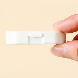 Mini pastillero de viaje personalizado al por mayor, 3 rejillas, compartimento rectangular transparente, pequeño organizador de plástico, caja de almacenamiento - Product Image 4