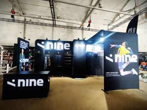 ฉากหลังผ้าพิมพ์ลายแบบพกพาสำหรับงานแสดงสินค้าและบูธจัดแสดงเสื้อผ้า - Product Image 2