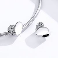 Breloque en forme de cœur avec pavé de cristaux ronds, plaqué rhodium, bijoux romantiques pour cadeau unisexe