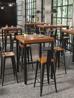 Table de bar et chaises en bois massif de style industriel avec tabourets hauts en fer forgé - Sièges pour café et bistrot commercial