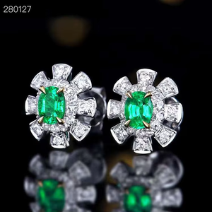 Pendientes Colgantes SGARIT con Esmeralda Natural de 1.25ct, Oro Sólido de 18K, Incrustados con 40 Diamantes y 48 Zafiros Blancos - Product Image 2