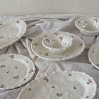 Service de table en céramique à motif floral rose vintage français, les bords sont décorés de perles au design créatif pour mariage, hôtel, maison