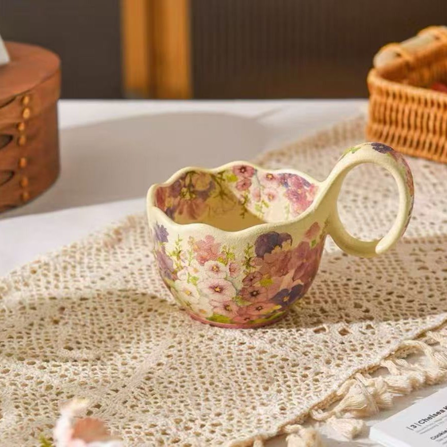 Tazza curva gialla con decorazioni floreali