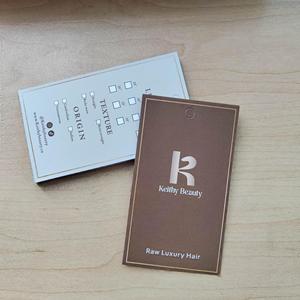 ป้ายห้อยกระดาษสีน้ำตาลแบบกำหนดเอง พิมพ์โลโก้สีทอง ป้ายห้อยสำหรับต่อผมแท้คุณภาพสูง สำหรับแบรนด์เสื้อผ้าเครื่องประดับ - Product Image 6