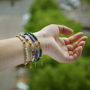 Bracelet artisanal en perles de pierre naturelle, chaîne réglable en acier inoxydable plaqué or 18 carats PVD, bracelet bohème coloré avec disques plats en pierre - Product Image 4