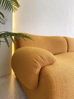 Minimalistisches Ecksofa aus Schaumstoff im Karton, Vakuumkomprimierte Sofagarnitur für das Wohnzimmer