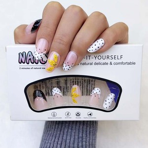 <span class=keywords><strong>Manicura</strong></span> <span class=keywords><strong>francesa</strong></span> <span class=keywords><strong>con</strong></span> bonitos puntos de lunares en forma de almendra y uñas postizas <span class=keywords><strong>con</strong></span> flores amarillas, reutilizables y adecuadas para el uso diario. - Product Image 4
