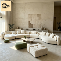 Canapé sectionnel contemporain incurvé, revêtement bouclé, sections modulaires, silhouette arrondie sans accoudoirs, pour salons et intérieurs de villas