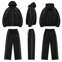 Ensemble de survêtement coupe-vent personnalisé pour homme en nylon noir, veste à capuche et pantalon large avec passepoil blanc, style streetwear et sportif