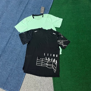 T-shirt de course pour homme de haute qualité, à séchage rapide, avec <span class=keywords><strong>design</strong></span> en mesh respirant, idéal pour la salle de sport et les activités sportives en plein air - Product Image 2