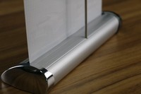 Bannière enroulable de table personnalisée pour salon professionnel, support rétractable portable pour publicité en gros