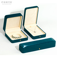 Boîte à bijoux FORTE en cuir PU bleu suédé, fermeture à fermoir aux coins arrondis, couvercle bombé, pour cadeau de mariage ou d'anniversaire