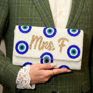 Bolso de mano hecho a mano con cuentas y patrón de ojo turco, bordado Mrs F, blanco, azul, dorado, regalo de boda, forma rectangular - Product Image 1