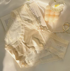 Slip in Raso di Lusso Leggero con Fiocco, Vita Bassa, Stile Europeo e Americano, in Maglia Solida con Logo in Pizzo e Dettagli in Rete - Product Image 1