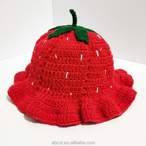 Chapeau Bob Tricoté Fait Main en Gros avec Décorations d'Accessoires Capillaires, Chapeau au <span class=keywords><strong>Crochet</strong></span> Fraise Rouge Brodé - Product Image 4