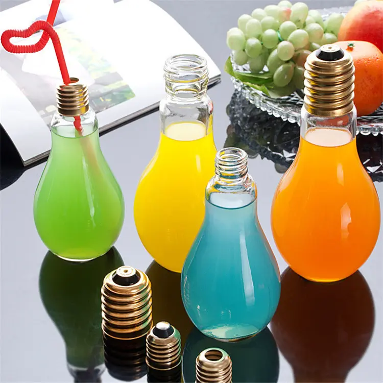 China guter Preis 300 ml Trinkgeschirr Kunststoffgetränk Milchglühbirne geformtes Licht Led-Glühbirne Becher mit Strohdeckel