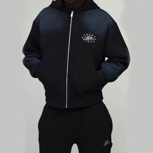 Ensemble de survêtement deux pièces pour homme, style utilitaire, avec sweat à capuche zippé intégral et pantalon de survêtement style charpentier, imprimé au dos avec effet dégradé. - Product Image 2
