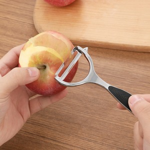 Pelador de acero inoxidable con mango negro para pelar frutas y verduras - Product Image 4