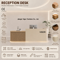 Bureau d'accueil moderne et minimaliste, avec une finition mate couleur crème et un design en grille, adapté aux salons et aux spas