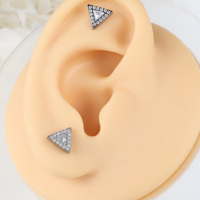 Labret Triangle en Titane G23 ASTM F136 à Filetage Interne avec Grappe de Zircons Clairs Effet Halo pour Cartilage d'Oreille, Hélix, Tragus et Bijoux Corporels pour Enfants