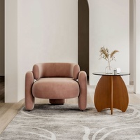 Fauteuil de salon au design minimaliste moderne et compact, avec accoudoirs incurvés et revêtement en velours, idéal pour les petits espaces