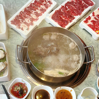 Table de buffet et réchaud à fondue personnalisés Dansen, accompagnés d'une table à fondue sur mesure