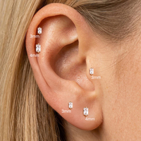 Elegante Piercing de Cartílago Hipoalergénico de Oro Sólido de 14K con Zirconia Rectangular y Poste de Titanio G23, Piedra de 3/4mm