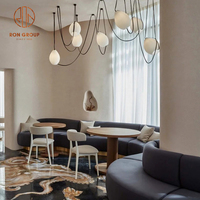 Ensemble de mobilier de restaurant moderne, chaises en tissu blanc fin avec tables rondes en bois et canapé incurvé pour café