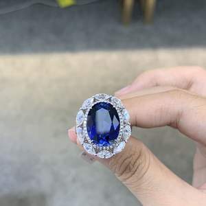 Anillo de Compromiso Vintage de Zafiro Azul Cultivado en Laboratorio de Silicona para Mujer, Chapado en Oro Rodio, Corte Ovalado, Certificado por Terceros - Product Image 2