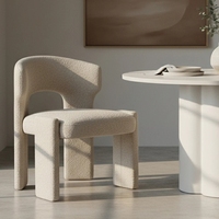 Chaise de salle à manger moderne en bouclette crème, avec découpe en arc et dossier ailé, pieds en colonne, pour hôtels, restaurants, cafés et usage commercial (OEM & ODM, vente en gros)