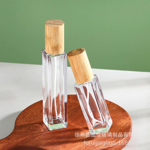 Botellas de perfume cuadradas de vidrio de 18 mm hechas a medida con tapas de rosca, pulverizadores, atomizadores de botón y detalles de bambú/madera. - Product Image 2