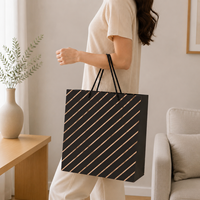 Sac cadeau en papier violet de luxe avec motif floral doré et poignée en corde de chanvre pour mariage et emballage de bijoux
