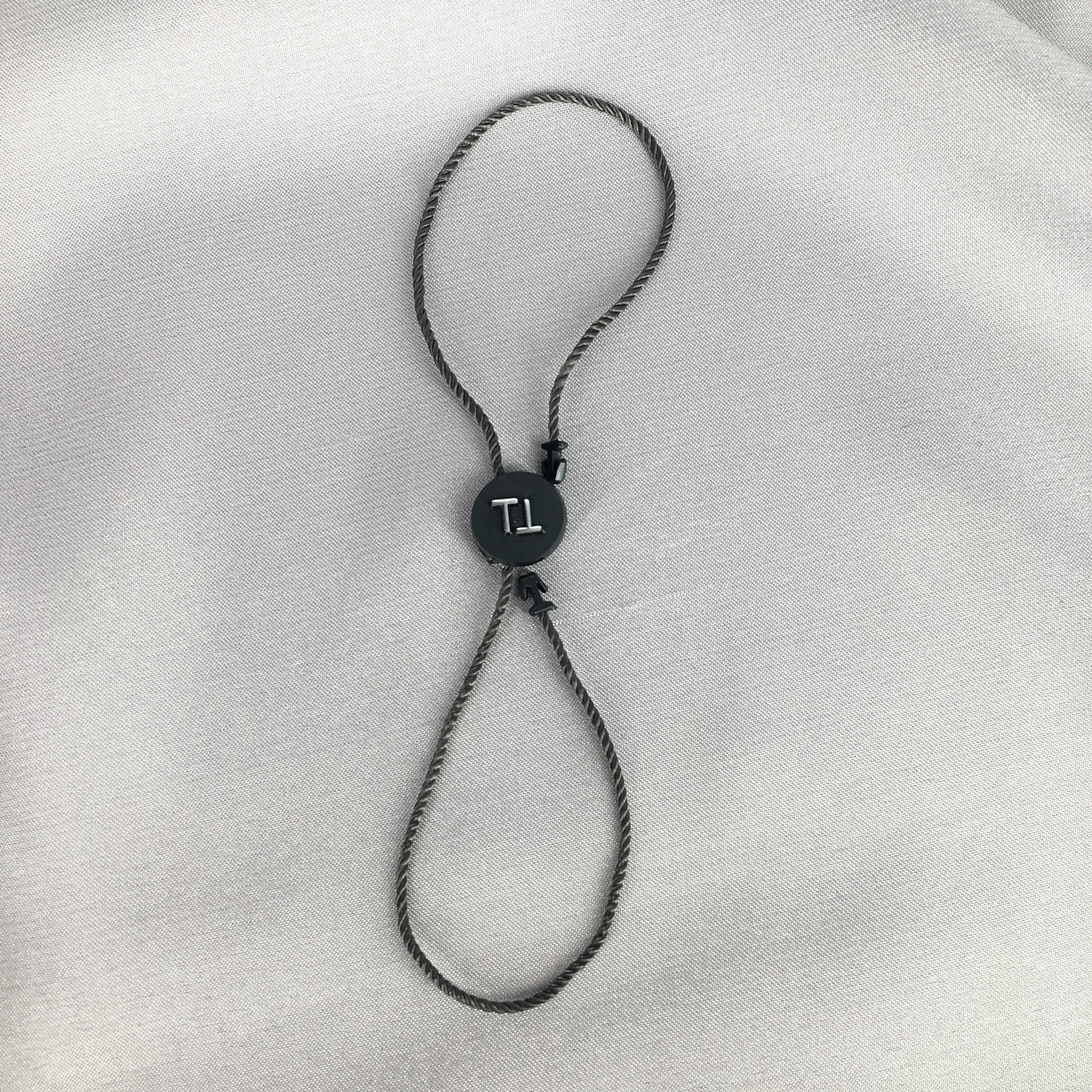 Benutzer definierte geprägte Silber Logo schwarz Sicherheit Kunststoff Dichtung schnur hängen Tag Verschluss Verschluss Siegel Tag für Kleidung