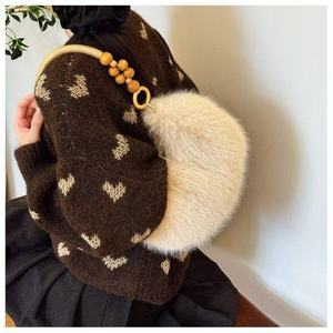 Borsa di lusso a forma di mezzaluna carina con manico in legno per ragazza di moda invernale morbida borsa in peluche sotto le ascelle di lusso Kawaii - Product Image 5