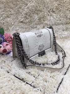 Sac à bandoulière en cuir de crocodile pour femme avec logo personnalisé, durable, portable, grande capacité, imperméable, marque de luxe, moderne, à rabat - Product Image 6