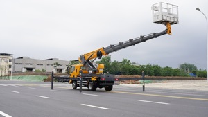 Camión Elevador Aéreo Compacto FOTON de 33 m, Perfecto para Trabajos de Mantenimiento Exterior de Edificios - Product Image 2