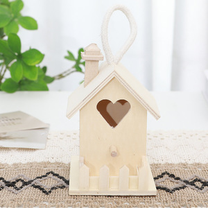 Adorno de casa de pájaros de madera, decoración colgante con forma de mini casa para jardín, exterior, acabado natural de pino - Product Image 3